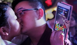 40 cặp tình nhân 'thi hôn' để dành Iphone 6