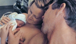 Bé trai sinh non đã chết bỗng nhiên sống lại vì được mẹ ôm