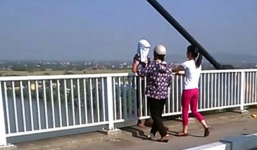 Hải Phòng: Nữ cảnh sát hóa trang giải cứu người phụ nữ định nhảy cầu tự tử