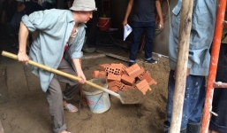 Đàm Vĩnh Hưng lộ ảnh lem luốc, làm phụ hồ đối lập cuộc sống xa hoa