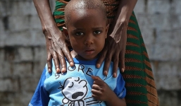 Nụ cười và nước mắt của những người trở về từ cõi chết Ebola