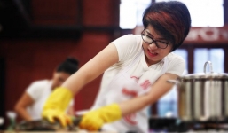 Cảnh thí sinh chặt đầu ba ba trong Vua đầu bếp bất ngờ lên báo nước ngoài