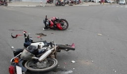 Ôtô tông 4 xe máy, 10 người thương vong