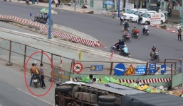 Xe tải bị lật ở Sài Gòn, hai thanh niên xăm trổ đầy mình 'hôi của'