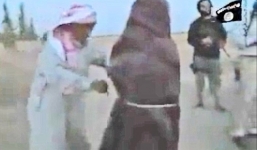 Bố trói con gái, dẫn vào hố để chiến binh IS ném đá đến chết