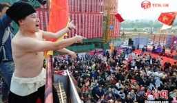 Đại gia cởi trần rải tiền hơn trăm triệu, dân thi nhau nhặt