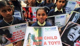 Bé gái 3 tuổi bị hãm hiếp ngay trong trường học