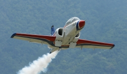 Máy bay nhào lộn đâm nhau trên không, phi công thiệt mạng