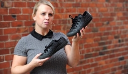 Nam sinh bị đuổi ra khỏi lớp vì... không đi giày da