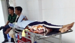 Người cha cắt gân tay bên xác con không trò chuyện với ai