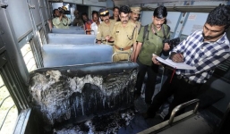 Một phụ nữ bị tưới rượu, thiêu chết khi đi tàu hỏa