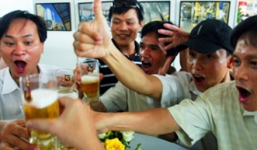 Vì sao người say rượu thường nói nhiều và hành động kỳ quặc?