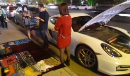 Bố cho siêu xe nhưng không cho tiền, thiếu gia bán khăn kiếm tiền mua xăng