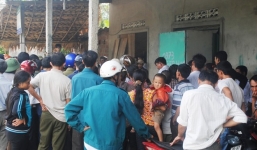 Hai con nhỏ khóc ngất bên thi thể mẹ treo cổ tự tử