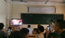 Thầy mở phim khiêu dâm trong lớp 'gây sốc'