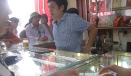 Hai phụ nữ trộm bộ dây chuyền vàng rồi tẩu thoát