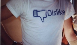 Vì sao Facebook không có nút Dislike?