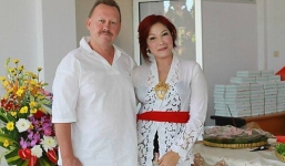 Vợ Indonesia cắt cổ chồng Anh vì ghen tuông