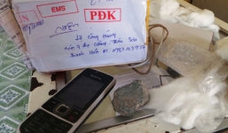 Gửi iPhone 5 qua bưu điện, nhận được...2 cục đá