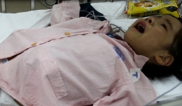 Clip: Xót xa bé gái 6 tuổi bị bệnh tim cần mổ gấp