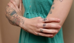 Cô giáo bị thôi dạy vì có nhiều hình xăm trên người