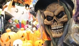 Đồ chơi Halloween: 'Hot' bởi kiểu dáng, độ ghê rợn và giá rẻ