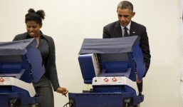 Tổng thống Obama bị “đánh ghen” khi đi bỏ phiếu