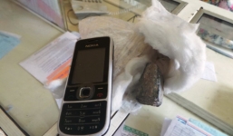 Gửi iPhone nhận...2 cục đá: Bưu điện đền bù 7,5 triệu đồng 