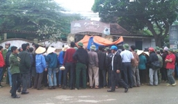 Đi hát karaoke bị đâm chết vì làm vỡ tủ kính