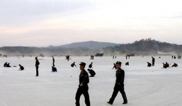 Xem binh sĩ Triều Tiên tay không xây sân bay quốc tế