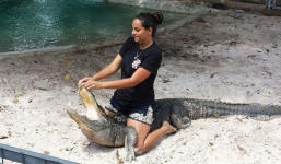 Người phụ nữ mang thai 8 tháng 'chơi đùa' cùng cá sấu