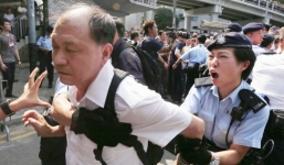 Cảnh sát Hong Kong bị người biểu tình lăng mạ, khạc nhổ vào mặt