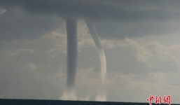 Xuất hiện 9 vòi rồng giữa hồ nước lớn nhất Trung Quốc