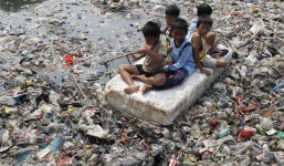 Cận cảnh cuộc sống trẻ em những nơi bẩn nhất thế giới