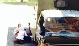 Con bị chung thân, mẹ chui vào gầm xe đòi tự vẫn