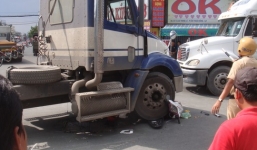 Thoát chết hy hữu khi xe máy bị cuốn vào gầm xe container