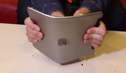 iPad Air 2 không dễ bị bẻ cong như iPhone 6