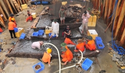 Người dân đổ xô trục vớt tiền cổ từ xác tàu 1.200 tuổi