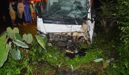 Xe máy kẹp ba đối đầu xe tải, 3 thanh niên chết thảm