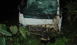 Xe máy 'đấu đầu' xe tải, 3 người tử vong