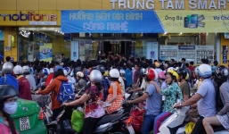 Chen chúc tràn ra đường để mua Lumia 530 giá 530.000 đồng