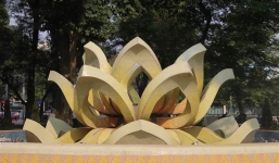 Tương phản giữa đài phun nước cổ nhất và mới nhất Hà Nội