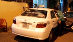 Tài xế taxi mượn điện thoại du khách rồi bỏ chạy