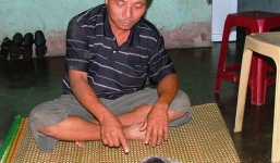 Tông bé gái nguy kịch, thanh niên bỏ điện thoại chạy trốn