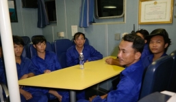 Tàu cá VN bị tàu nước ngoài đâm chìm: 13 thuyền viên chới với giữa biển