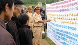 Công an đến chợ phiên… tuyên truyền pháp luật