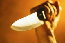 Bị 'cắm sừng' mang dao vào hành hung tình địch