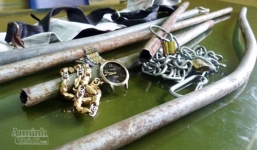 Hai người đàn ông bị đánh hội đồng trong chung cư