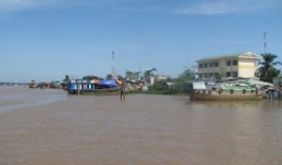 Thi thể phụ nữ xăm trổ trôi trên sông Tiền, bụng nhiều vết bầm