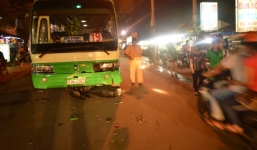 Xe buýt cuốn xe máy vào gầm, hai người bị thương nặng